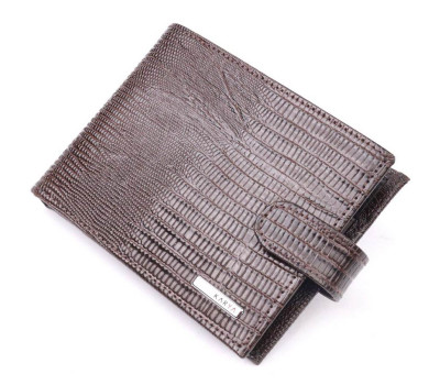 Лаковане чоловіче портмоне з хлястиком із натуральної фактурної шкіри KARYA 21082 Коричневий