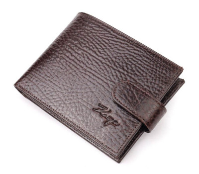 Практичное мужское портмоне с хлястиком из натуральной кожи KARYA 21086 Коричневый
