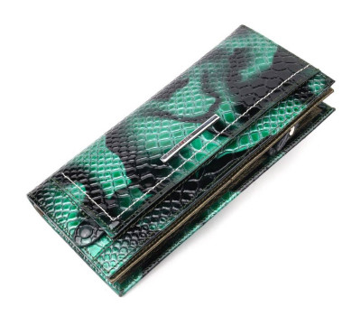 Лакированный женский горизонтальный кошелек из натуральной кожи под рептилию KARYA 21091 Зеленый