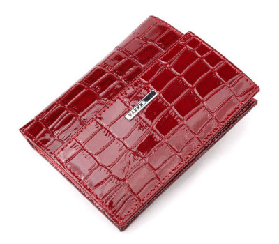 Лакований жіночий гаманець на магніті з натуральної шкіри з тисненням під крокодила KARYA 21186 Червоний