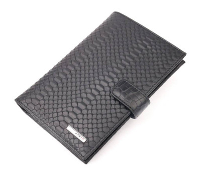 Красиве чоловіче портмоне з хлястиком з натуральної шкіри з тисненням під змію KARYA 21193 Чорний